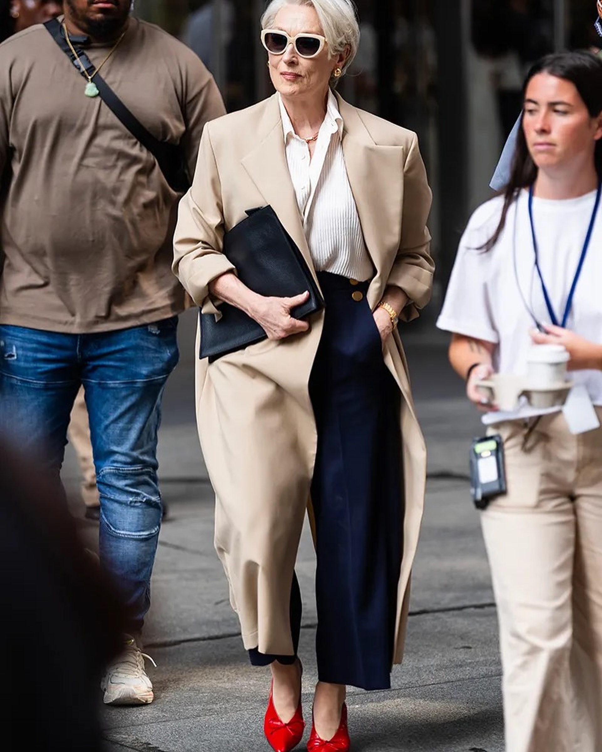 “Yêu nữ thích hàng hiệu” 76 tuổi diện áo của thương hiệu Việt đóng phim - 1 “Yêu nữ thích hàng hiệu” 76 tuổi diện áo của thương hiệu Việt đóng phim - 1