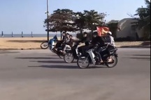 Hàng chục "quái xế" đầu trần, bốc đầu xe máy trên đường Sầm Sơn