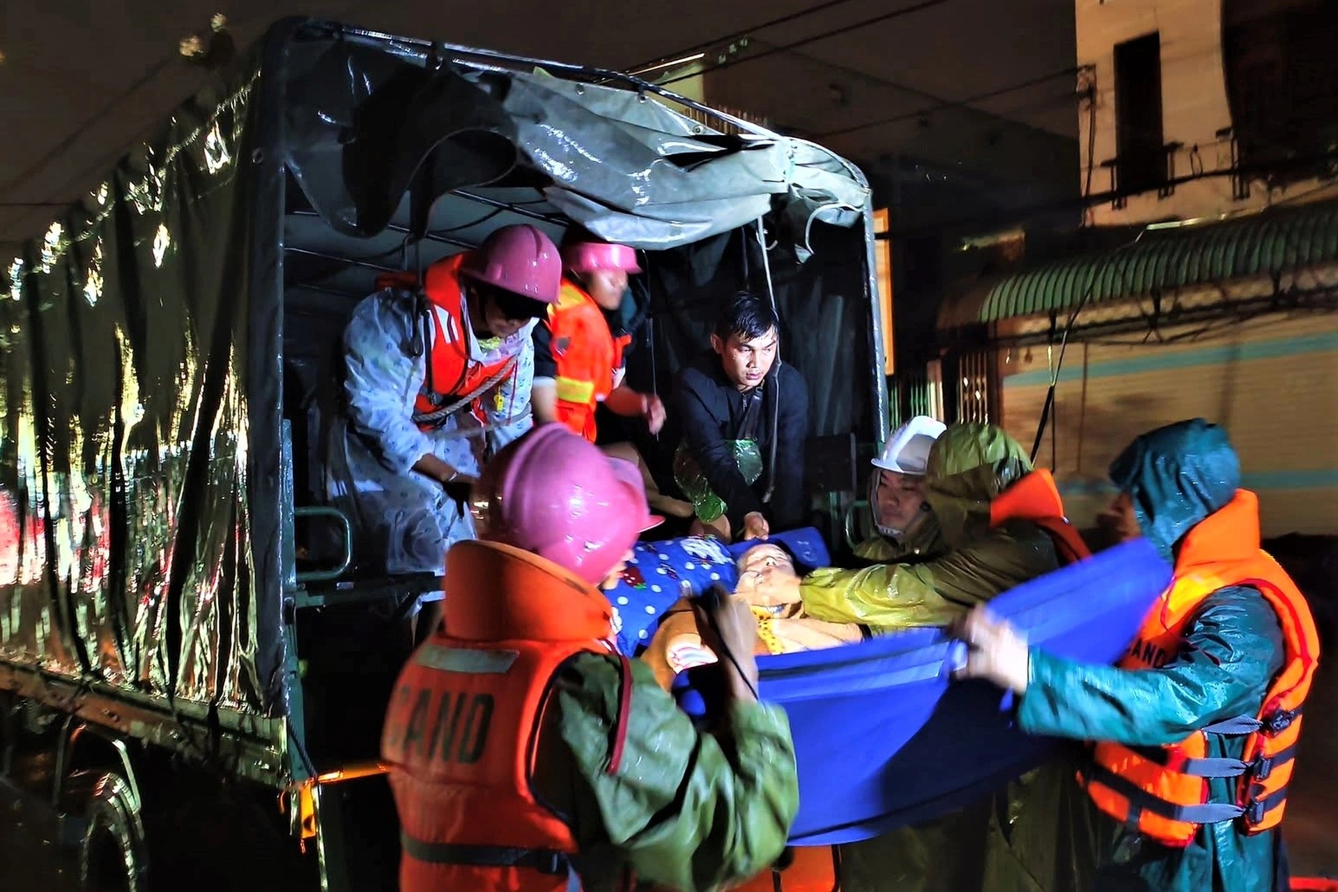 Dân chèo thuyền trên mái nhà, có người chỉ kịp ôm 2 con chó chạy lũ dữ - 7 Dân chèo thuyền trên mái nhà, có người chỉ kịp ôm 2 con chó chạy lũ dữ - 7