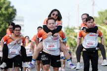 Hơn 1.000 cặp đôi chạy bộ gây quỹ làm lễ cưới cho người khó khăn ở TPHCM