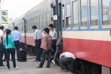 Hàng trăm hành khách không thể lên tàu vì vé không hợp lệ
