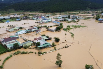 Lũ cuồn cuộn đổ về gây ngập nhà cửa, vườn tược ở Lâm Đồng