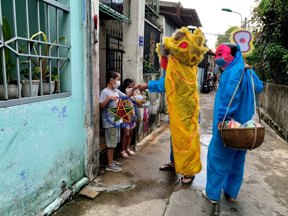 Ông địa, chú lân mặc đồ bảo hộ kín mít đi tặng quà Trung thu các em nhỏ - 3 Ông địa, chú lân mặc đồ bảo hộ kín mít đi tặng quà Trung thu các em nhỏ - 3