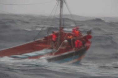 Thót tim cảnh ngư dân chới với trên tàu chìm giữa biển