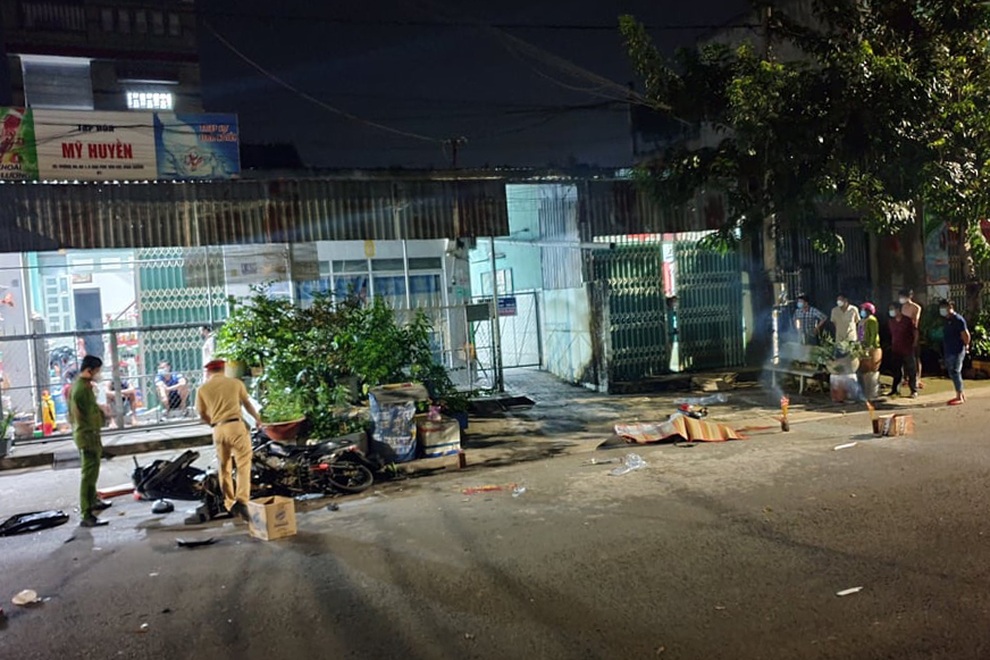 Xe máy tông nhau kinh hoàng trong đêm, 2 người tử vong - 1