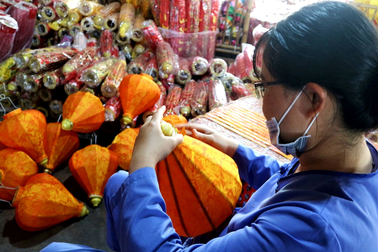 Đơn hàng Tết quá tải, thợ đèn lồng Hội An tăng ca thâu đêm