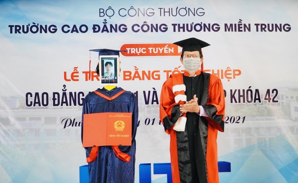 Lần đầu tiên Robot thay sinh viên trường nghề nhận bằng tốt nghiệp - 2 Lần đầu tiên Robot thay sinh viên trường nghề nhận bằng tốt nghiệp - 2