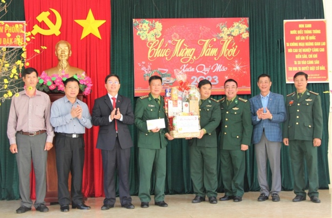 Bí thư Tỉnh ủy Nguyễn Đình Trung cùng Đoàn công tác thăm, tặng quà, chúc Tết cán bộ, chiến sĩ Đồn Biên phòng Đắk Ruê năm 2023 (Ảnh: Nguyễn Xuân)