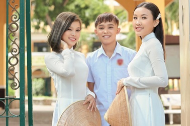 Hồ Văn Cường ra dáng thanh niên bên hai con gái nuôi của Phi Nhung