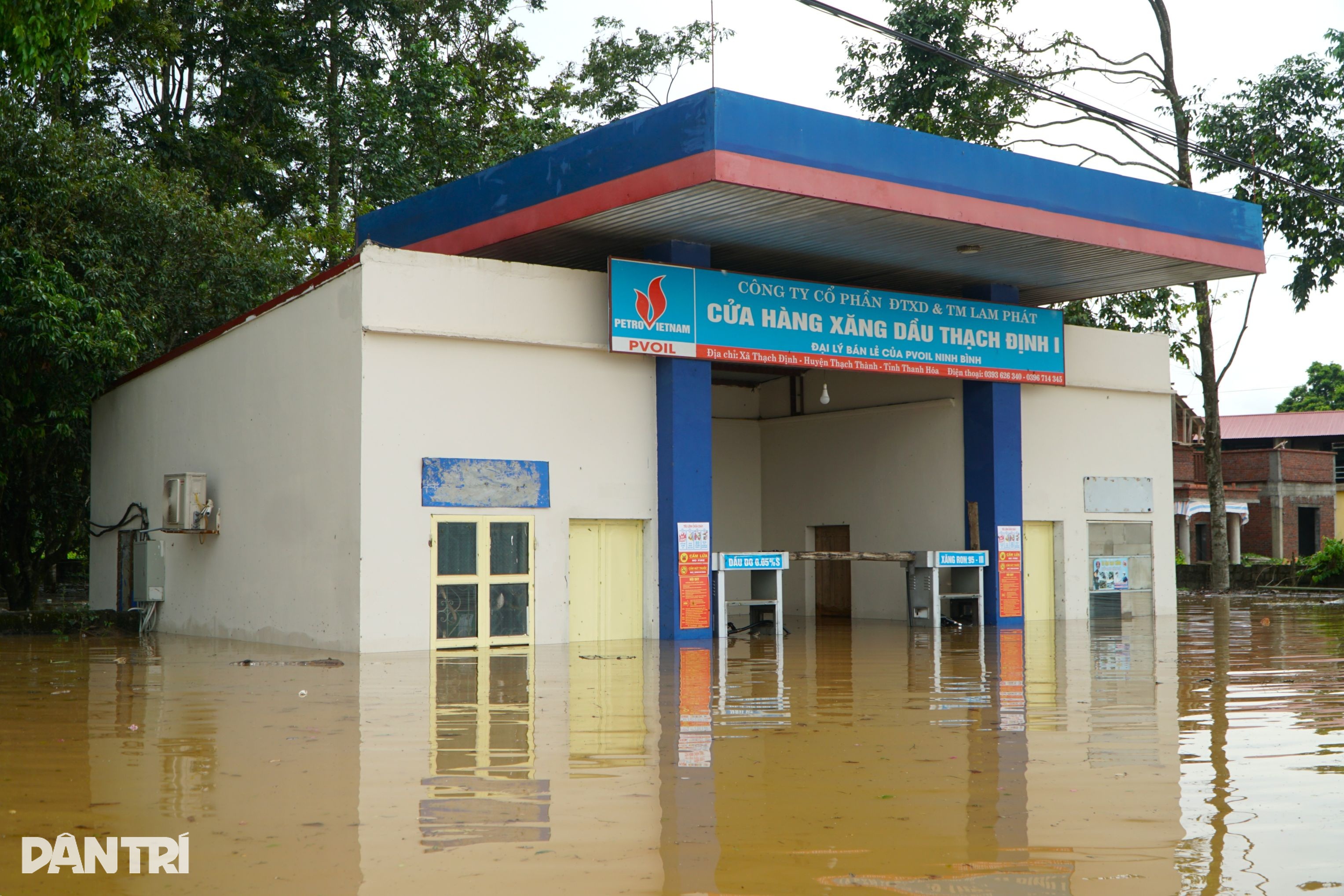 Nước tràn bờ đê, hàng nghìn hộ dân bị ngập sâu trong lũ - 8