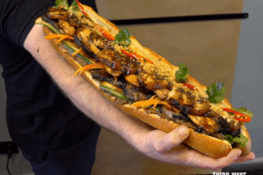 Bánh mỳ Việt cỡ đại giá 1,2 triệu đồng/chiếc, khách xếp hàng dài đợi mua