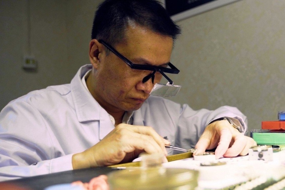 Tháo tung đồng hồ ra học, người đàn ông tạo ra siêu phẩm giá 80 nghìn USD - 1 Tháo tung đồng hồ ra học, người đàn ông tạo ra siêu phẩm giá 80 nghìn USD - 1