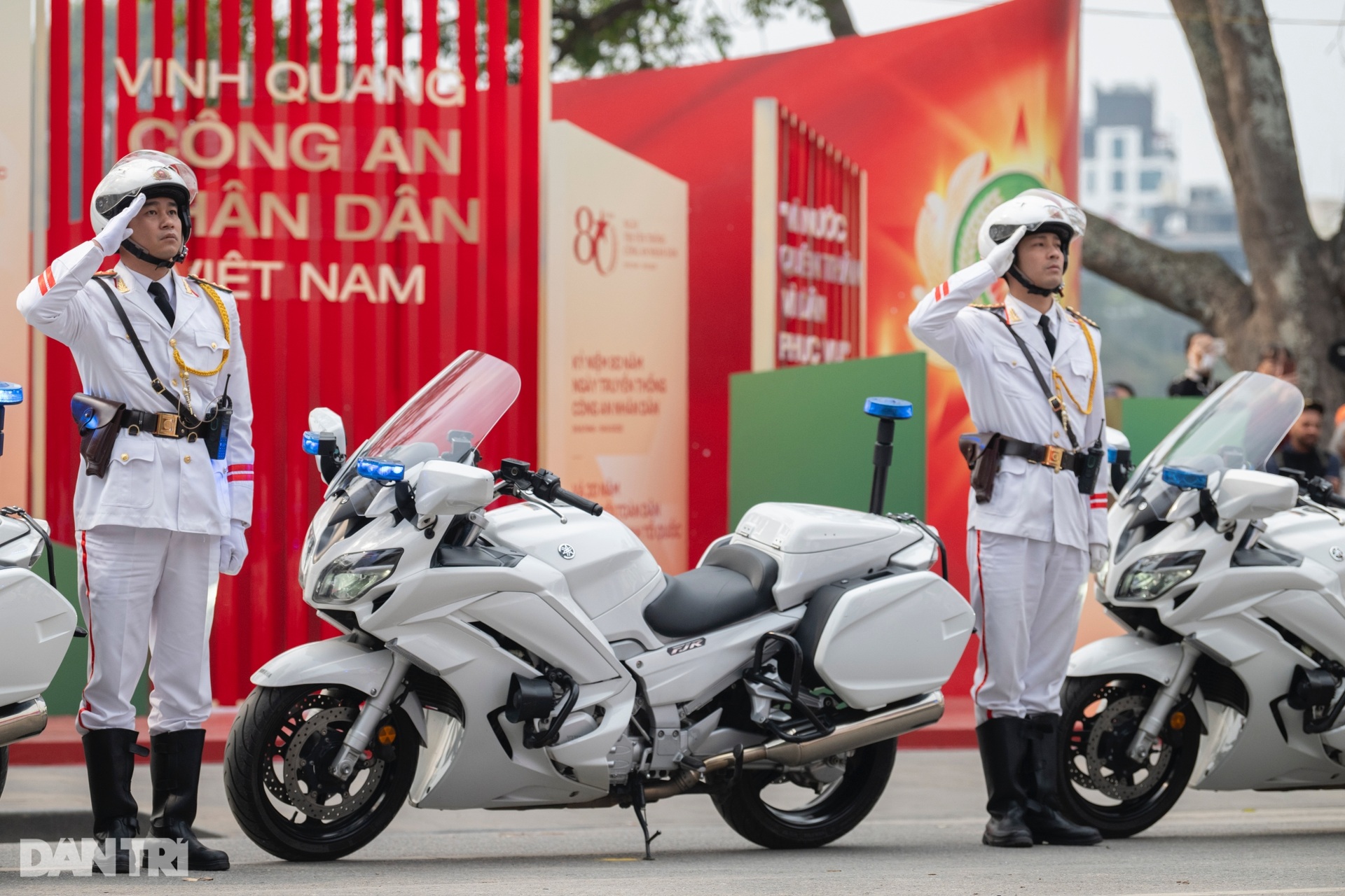 Kỵ binh trình diễn loạt tuyệt kỹ khiến khán giả tại hồ Gươm trầm trồ - 4 Kỵ binh trình diễn loạt tuyệt kỹ khiến khán giả tại hồ Gươm trầm trồ - 4