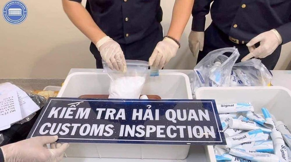 Khởi tố vụ án, trả tự do 4 nữ tiếp viên mang ma túy từ Pháp về Việt Nam - 2 Khởi tố vụ án, trả tự do 4 nữ tiếp viên mang ma túy từ Pháp về Việt Nam - 2