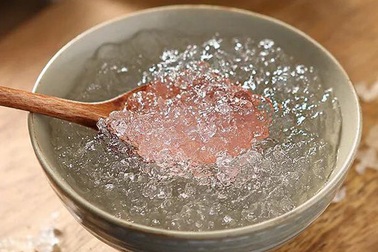 Lùng mua nhựa cây bí ẩn, đồn bổ như yến sào: 10 triệu đồng/kg