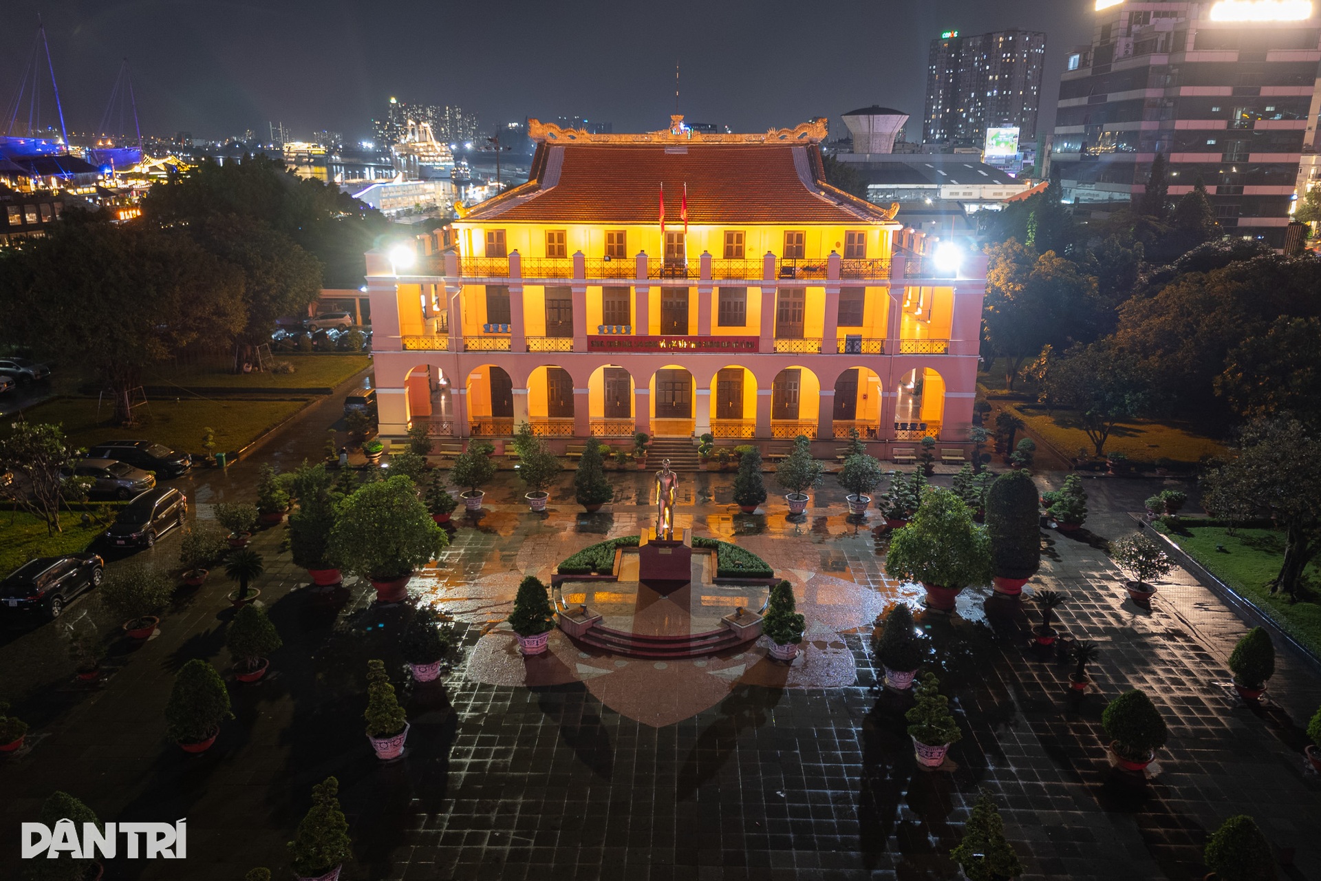 Sáu công trình kiến trúc ở TPHCM lung linh với hệ thống chiếu sáng 50 tỷ - 8 Sáu công trình kiến trúc ở TPHCM lung linh với hệ thống chiếu sáng 50 tỷ - 8