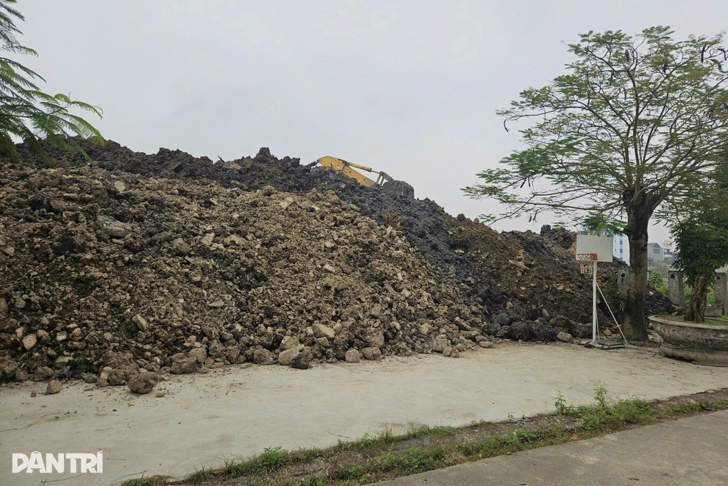 Doanh nghiệp xây trường học đổ đất thải tràn lan vỉa hè dân cư - 3