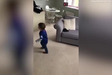 Choáng ngợp trước cậu bé 2 tuổi được ví như “Ronaldo tí hon”