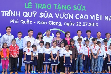 Quỹ sữa vươn cao Việt Nam trao tặng 40 ngàn ly sữa ở huyện đảo Phú Quốc
