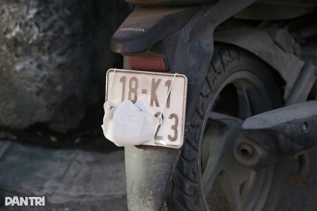 Những người làm chuyện mờ ám mới phải che, dán biển số xe - 1 Những người làm chuyện mờ ám mới phải che, dán biển số xe - 1