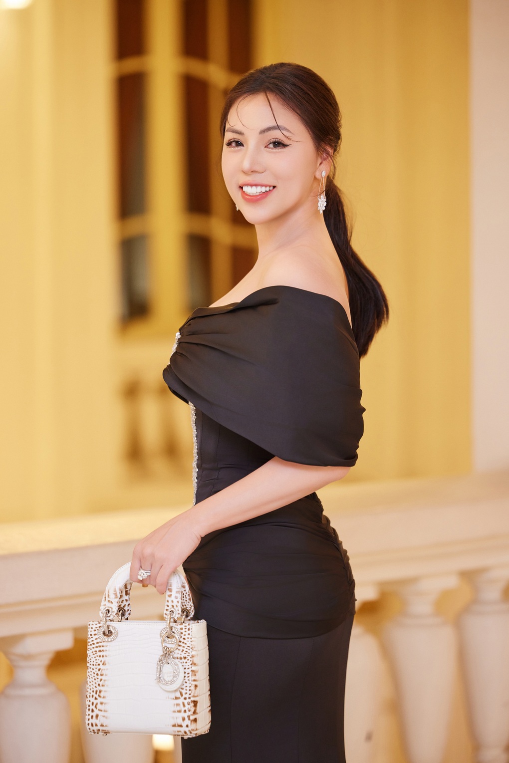 Á hậu Hương Kathy trẻ đẹp bên cạnh NSND Trần Nhượng, Nguyễn Hải - 5 Á hậu Hương Kathy trẻ đẹp bên cạnh NSND Trần Nhượng, Nguyễn Hải - 5