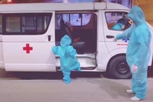 Xót xa bé mắc Covid-19 mặc đồ bảo hộ thùng thình một mình lên xe cấp cứu