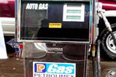 Dùng gas thay xăng: Chậm trễ vì sao?