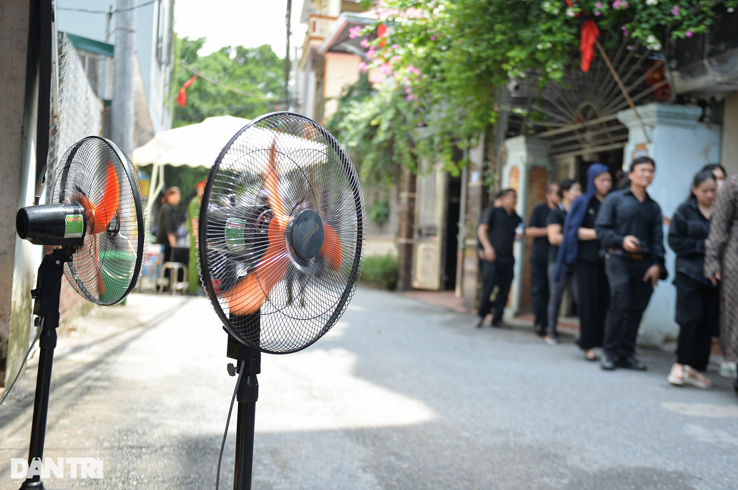 Chiếc quạt, cốc nước nghĩa tình của người Lại Đà trong lễ viếng Tổng Bí thư - 3 Chiếc quạt, cốc nước nghĩa tình của người Lại Đà trong lễ viếng Tổng Bí thư - 3