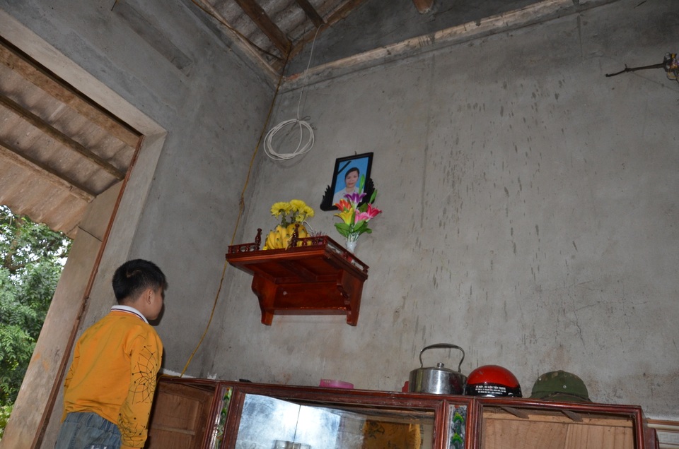 Nghẹn lòng cảnh cậu bé mồ côi chăm ông bệnh tật sống lay lắt - 3 Nghẹn lòng cảnh cậu bé mồ côi chăm ông bệnh tật sống lay lắt - 3