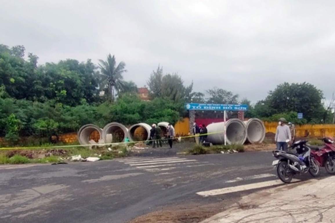 Phát hiện một người đàn ông lớn tuổi chết cháy trong ống cống - 1 Phát hiện một người đàn ông lớn tuổi chết cháy trong ống cống - 1