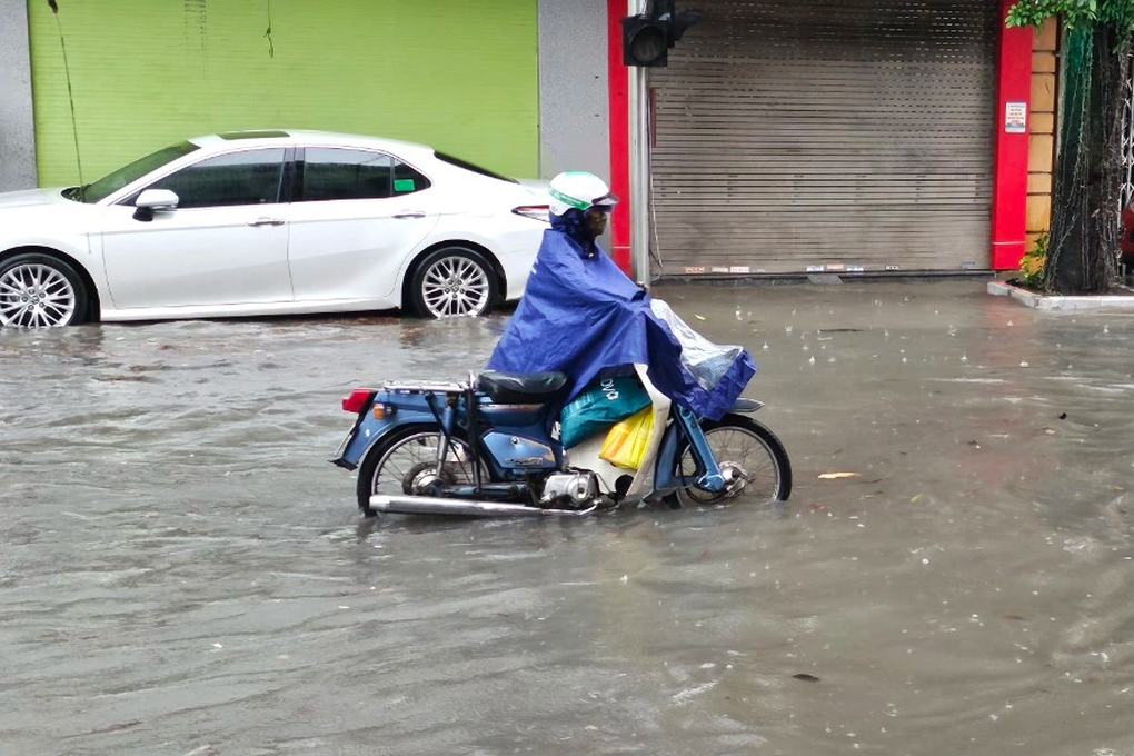 Người dân dắt xe máy, lội trên đường phố ngập sâu sau mưa lớn ở Thanh Hóa - 2 Người dân dắt xe máy, lội trên đường phố ngập sâu sau mưa lớn ở Thanh Hóa - 2