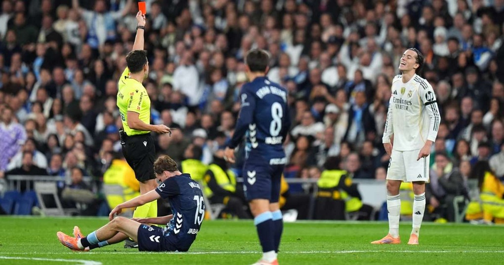 HLV Xabi Alonso nổi giận với trọng tài khi Real Madrid chịu 3 thẻ đỏ - 1 HLV Xabi Alonso nổi giận với trọng tài khi Real Madrid chịu 3 thẻ đỏ - 1