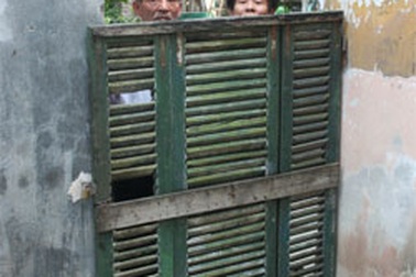 Bị bịt cổng, 4 cụ già leo thang tìm đường sống