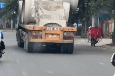 Nổi bật tuần qua: Xe tải chở ống bê tông xiêu vẹo vẫn chạy trên đường đông