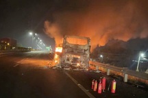 Xe khách bị thiêu rụi trên cao tốc TPHCM - Trung Lương, 10 người thoát nạn