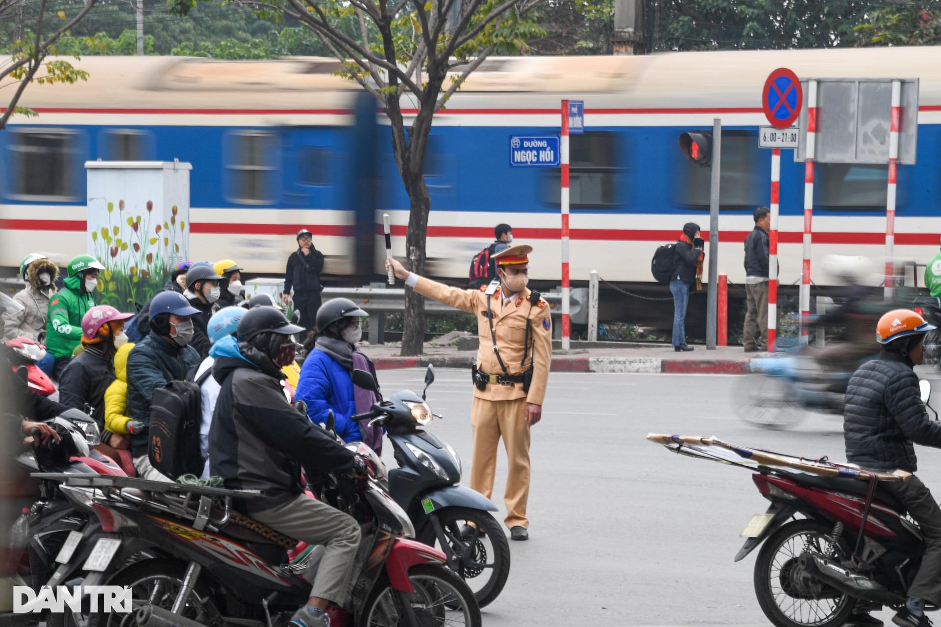 Người dân đổ xô về quê nghỉ Tết, đường vành đai 3 Hà Nội ùn tắc kéo dài - 10 Người dân đổ xô về quê nghỉ Tết, đường vành đai 3 Hà Nội ùn tắc kéo dài - 10
