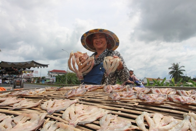 Chị Nguyễn Thị Sen phấn khởi khi Tết Nguyên đán năm nay gia đình chị nhận được nhiều đơn hàng. (Ảnh: XT).