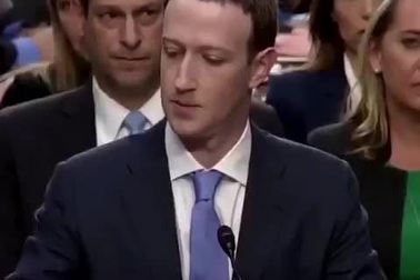 Khoảnh khắc Mark Zuckerberg uống nước cho thấy sự căng thẳng của CEO Facebook trong phiên điều trần