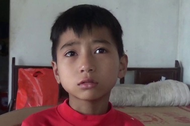 Tương lai mịt mờ của hai đứa trẻ có bố chết, bà nội điên, mẹ bị ung thư máu