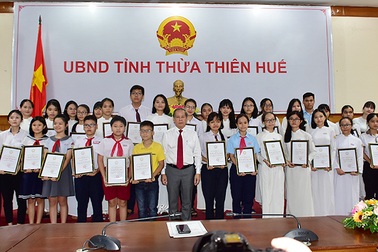 Lần đầu tiên Chủ tịch tỉnh gặp mặt, tặng bằng khen cho học sinh đạt thành tích cao trong các kỳ thi