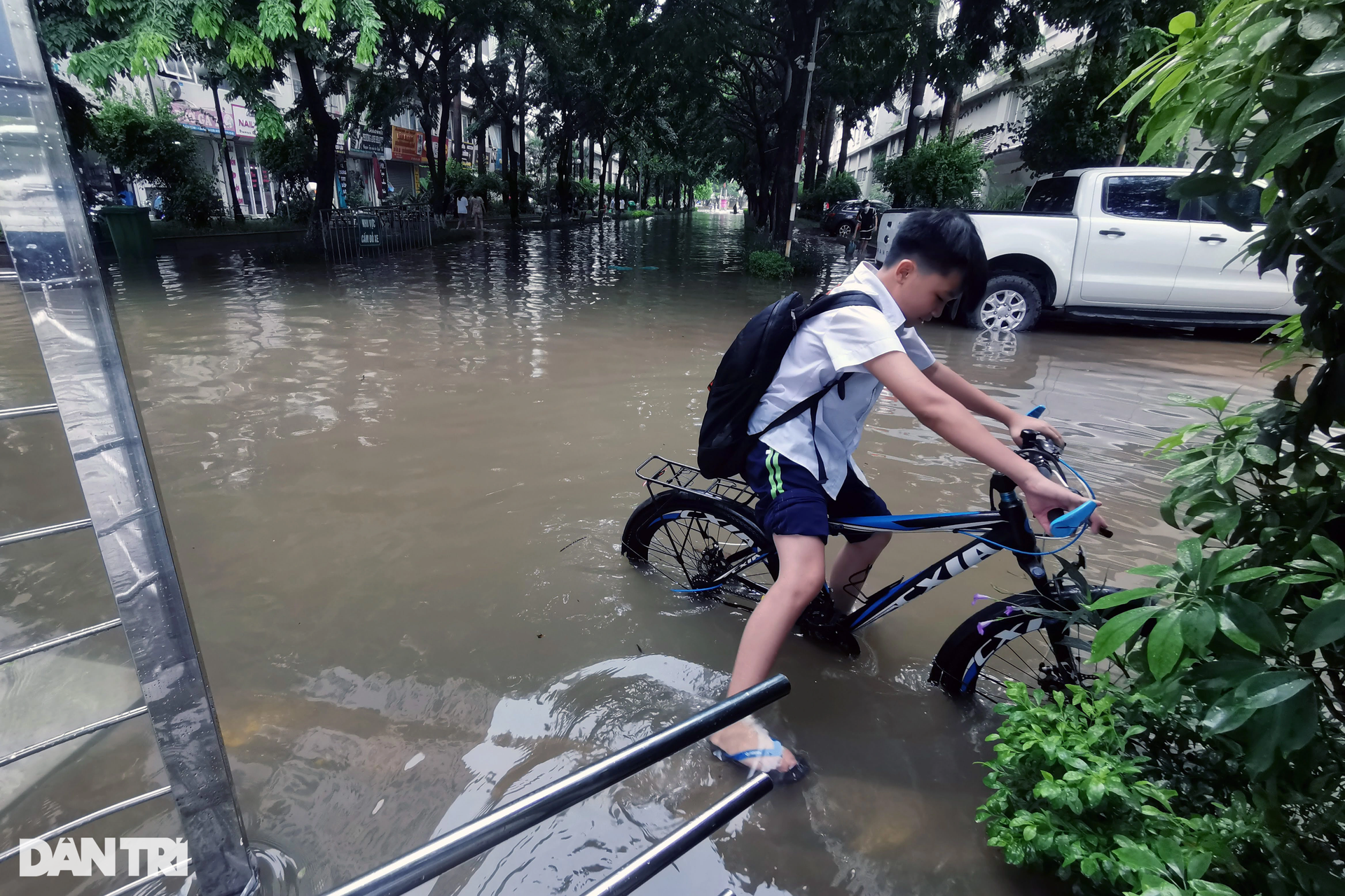 Chung cư ngập sâu, bãi xe òm ọp nước, cư dân lội nước hóa vàng ngày Rằm - 4 Chung cư ngập sâu, bãi xe òm ọp nước, cư dân lội nước hóa vàng ngày Rằm - 4