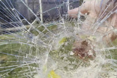 Đổ dung nham lên kính chống đạn và hiệu ứng bất ngờ