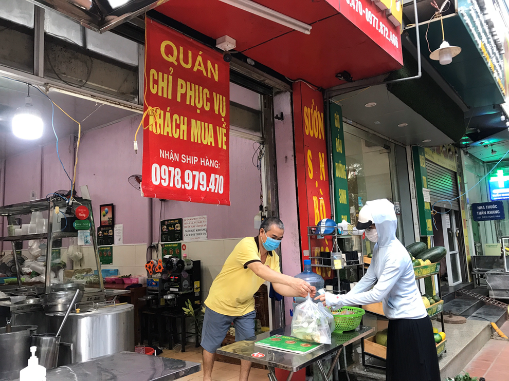 Người dân vùng xanh ở Hà Nội phấn khởi mở cửa bán mang về - 4 Người dân vùng xanh ở Hà Nội phấn khởi mở cửa bán mang về - 4