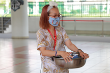 Nữ hiệu trưởng mặc đồ ngủ đi làm