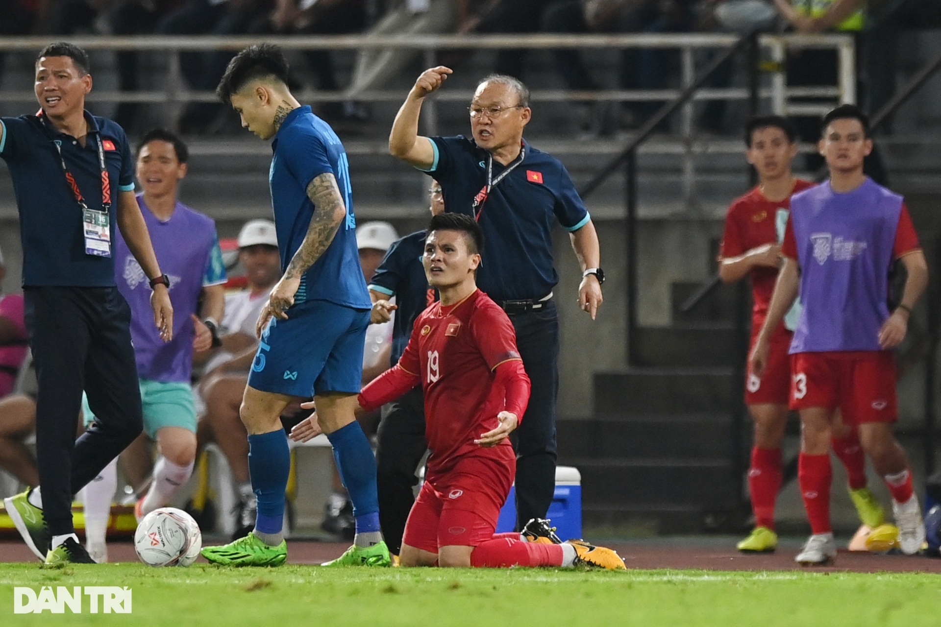 Khoảnh khắc cảm xúc của HLV Park ở trận đấu cuối cùng với tuyển Việt Nam - 8 Khoảnh khắc cảm xúc của HLV Park ở trận đấu cuối cùng với tuyển Việt Nam - 8
