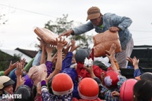 "Bộ Quốc phòng khẩn trương sản xuất thêm quần áo, cấp cho dân vùng lũ"