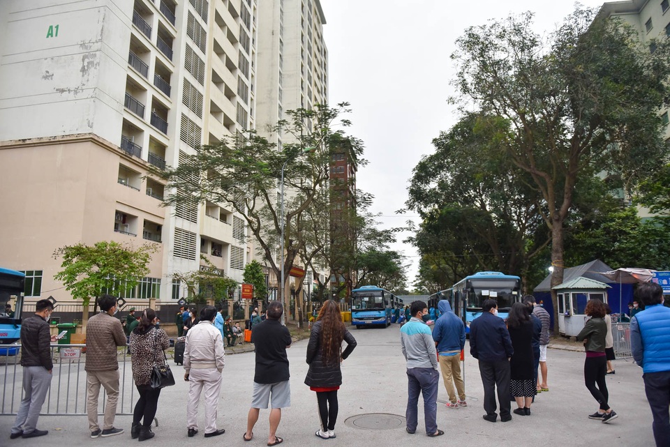 Cha mẹ xúc động đến rơi nước mắt đón con về từ khu cách ly - 4 Cha mẹ xúc động đến rơi nước mắt đón con về từ khu cách ly - 4