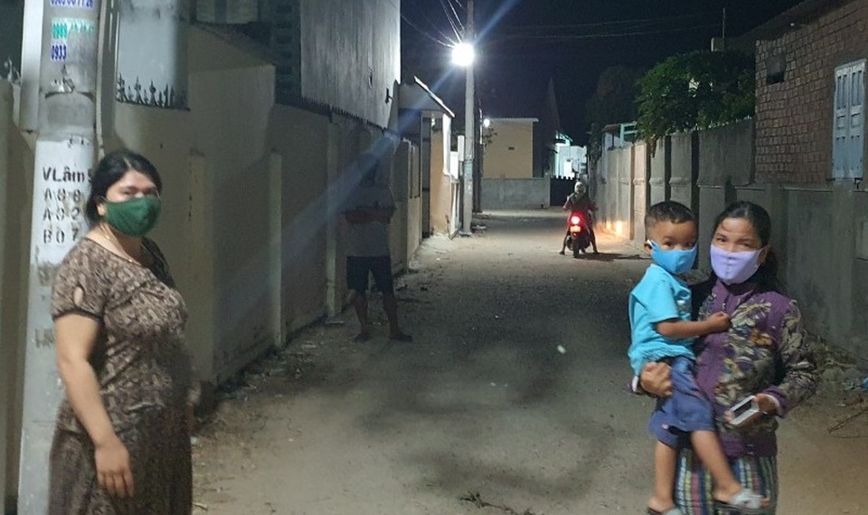 Quá vui mừng vì được gỡ phong tỏa, cả thôn quên giãn cách xã hội - 2