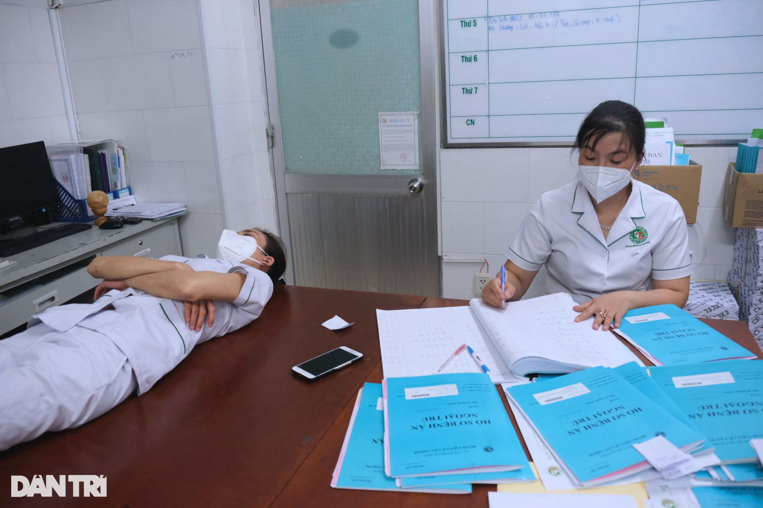 Đêm trực sống - chết của bác sĩ cấp cứu: Con người, đâu phải cái máy - 14 Đêm trực sống - chết của bác sĩ cấp cứu: Con người, đâu phải cái máy - 14