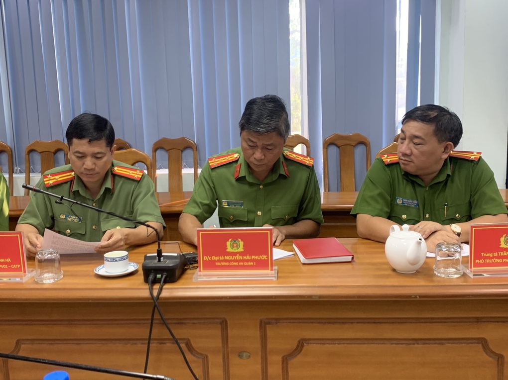 Giải cứu 2 bé gái bị bắt cóc ở phố đi bộ Nguyễn Huệ - 2 Giải cứu 2 bé gái bị bắt cóc ở phố đi bộ Nguyễn Huệ - 2